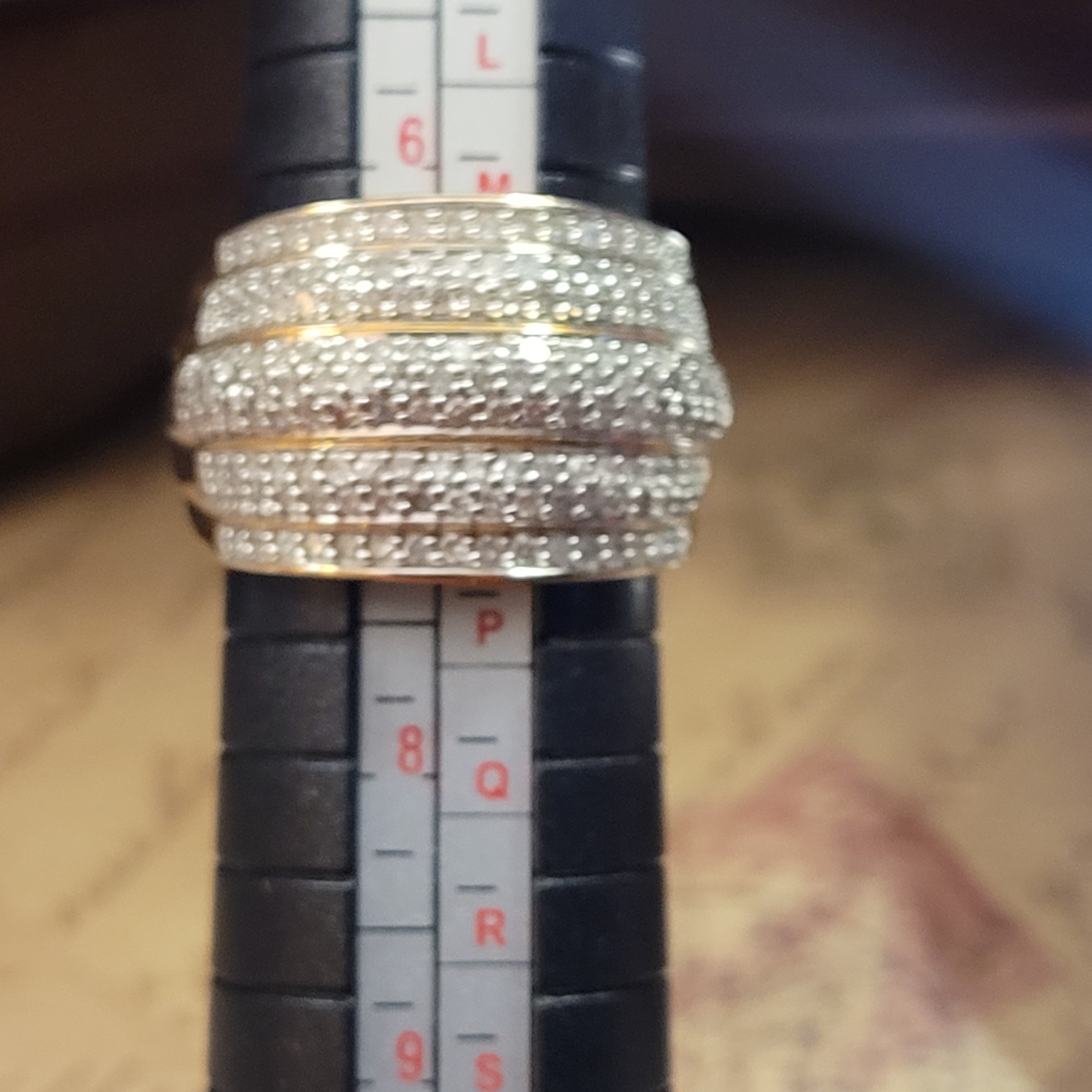 Elegant 10 Kt Diamond Gold Womens Ring